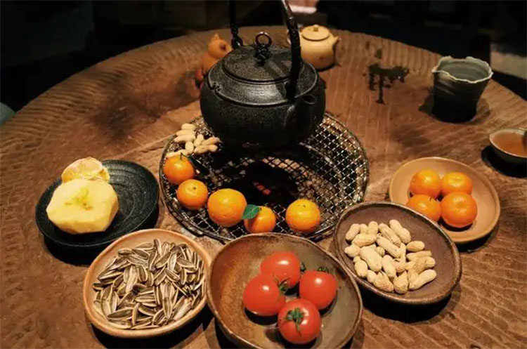 圍爐煮茶：起一爐火，煮兩碗茶，聊三餐四季，話五谷豐登(圖1)