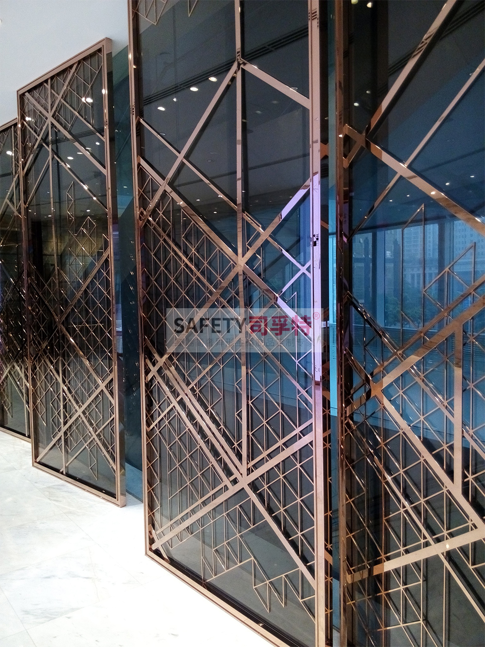 金屬屏風(fēng)（不銹鋼屏風(fēng)、鋁雕屏風(fēng)）安裝過程和步驟講解(圖2)